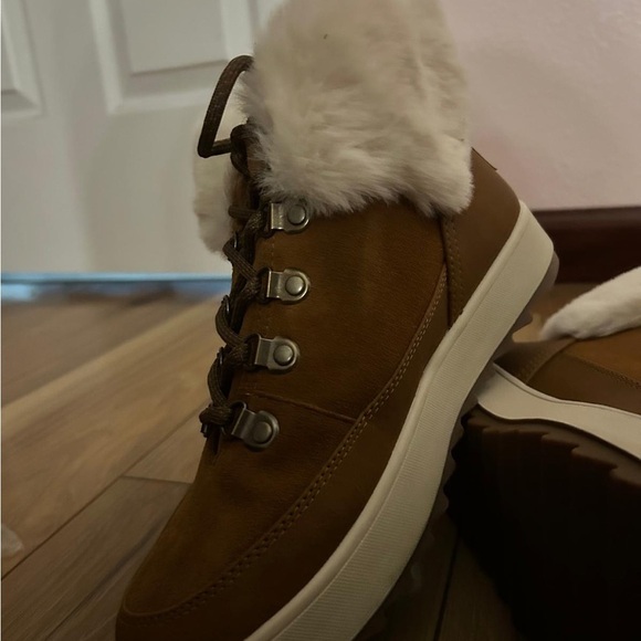 Koolaburra Brown and Cream Winter Boots with Suede Finish - Picture 4 of 4